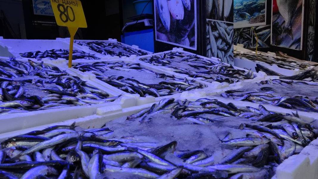 Tezgahların en ucuzu hamsi bile alev alev cep yakıyor! Bir günde yüzde 75 zamlandı, çarşıya giden vatandaş eli boş döndü 9